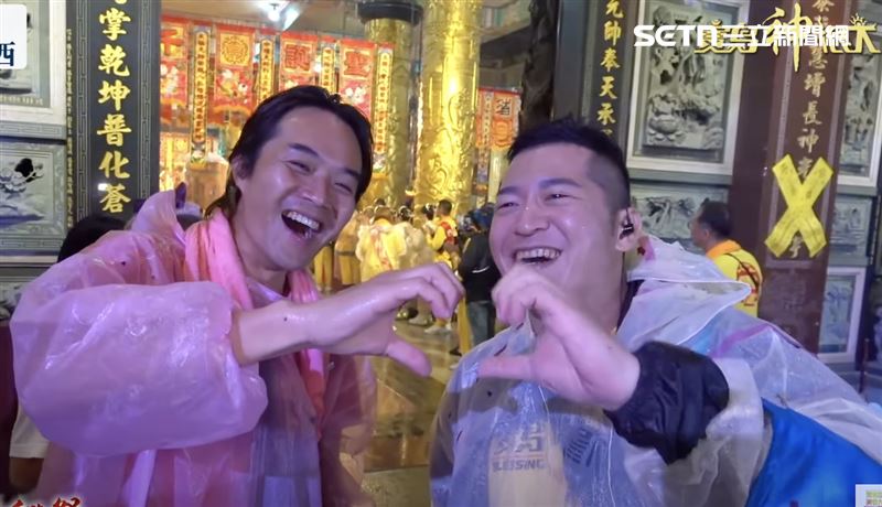 主持人柯大堡、含羞草草爺表示最愛太子爺,一起歡慶太子爺誕辰。(圖/寶島神很大直播畫面截圖)