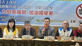國教行動聯盟理事長王瀚陽（中）譴責，跨國菸草公司無視台灣政府。（圖／記者簡浩正攝影）
