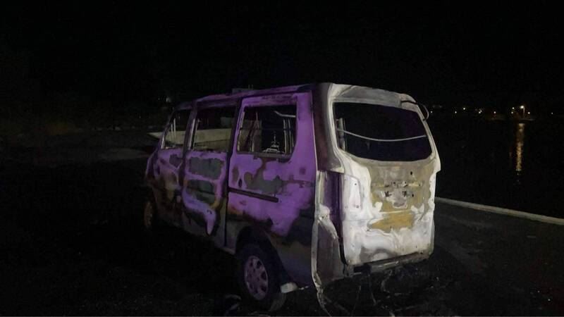 起火車輛疑似是自來水廠的公務車，目前警方正在釐清死者身分及起火原因。（圖／翻攝畫面）