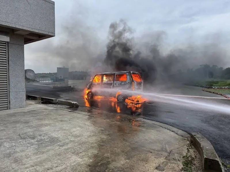 金門金湖水庫旁空地發生火燒車命案，死者疑似是自來水廠員工。（圖／翻攝畫面）
