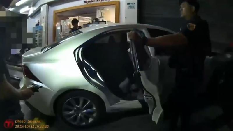許男自撞路旁店家，所幸無人受傷，但最後帶返所檢驗時驗出喪屍菸彈。（圖／翻攝畫面）
