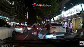 台北市,喇叭,警察,休旅車,駕駛,影片,雙黃燈,車輛,去路,員警,台北,中山區（圖／翻攝自youtube頻道「WoWtchout - 地圖型行車影像分享平台」）