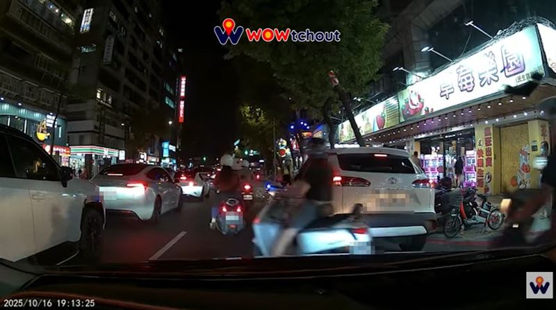 違停擋路又不讓!他長按喇叭…結局超療癒