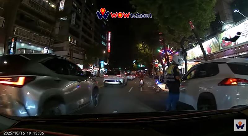 台北市中山區民生東路一段，日前一輛休旅車打雙黃燈違停在公車站前，擋住後方車輛去路，但對方又不願移開，遭警方開單。（圖／翻攝自youtube頻道「WoWtchout - 地圖型行車影像分享平台」）