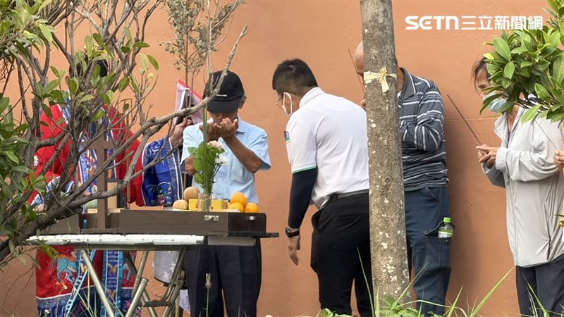 死者哥哥擲筊3次，順利引魂。（圖／記者簡榮良攝影）