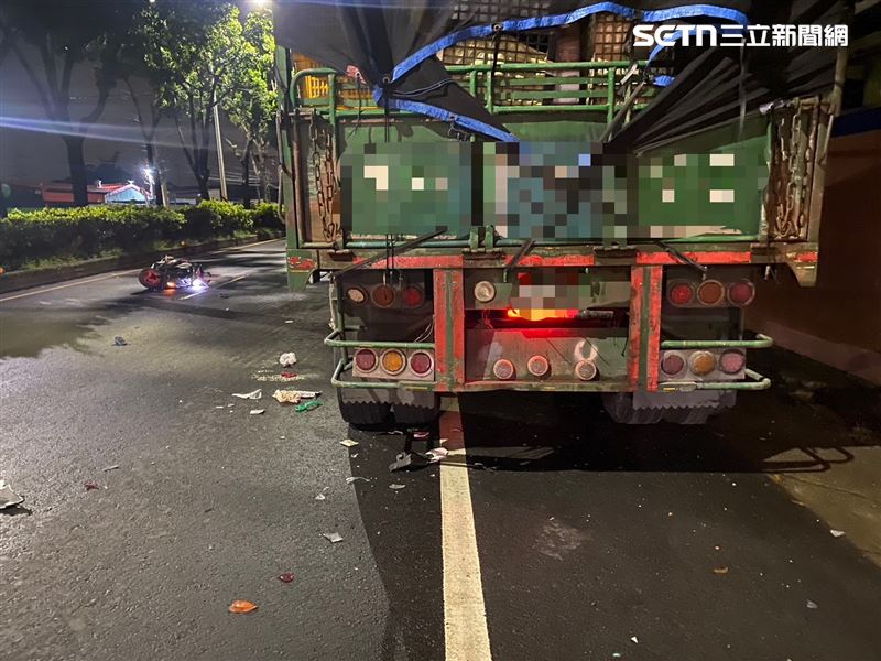 何男為了閃避載滿蔬菜的違停拖車，不慎自撞送醫不治。（圖／翻攝畫面）