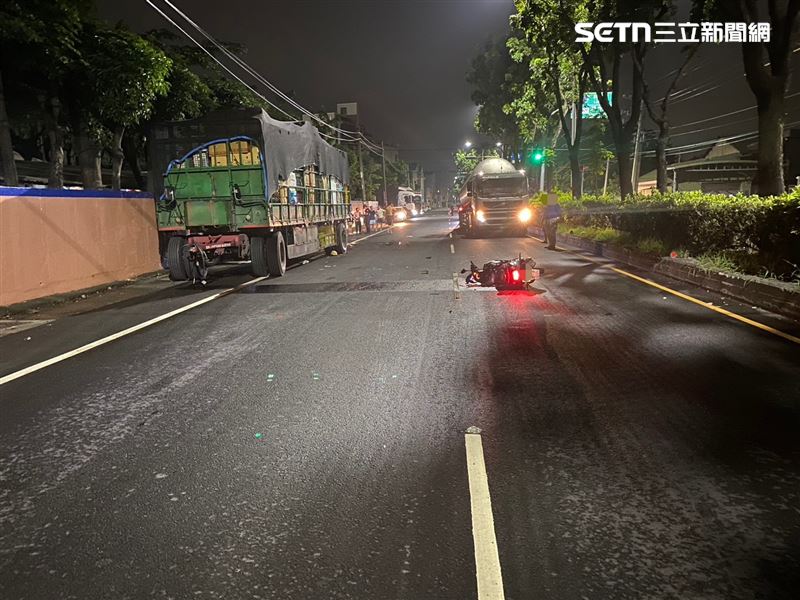 何男倒地後摩托車滑行至內側車道，與行駛中的另一台大貨車撞個正著。（圖／翻攝畫面）