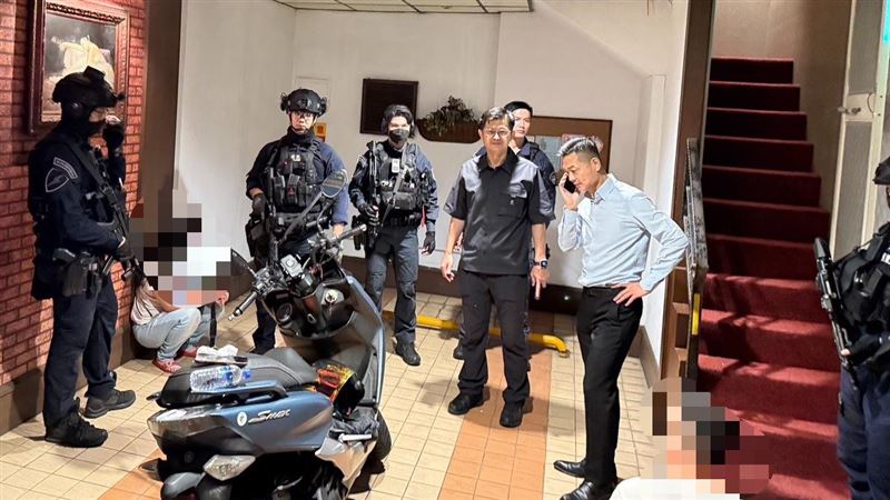 霹靂小組強勢攻堅，於三重區某汽車旅館逮捕3嫌犯。（圖／翻攝畫面）