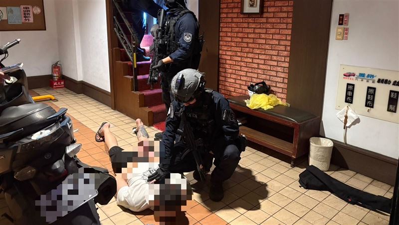 霹靂小組強勢攻堅，於三重區某汽車旅館逮捕3嫌犯。（圖／翻攝畫面）