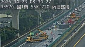 桃園,桃園市,內壢區,事故,貨櫃,應變小組,車禍,占用,追撞,洩露（圖／翻攝畫面）