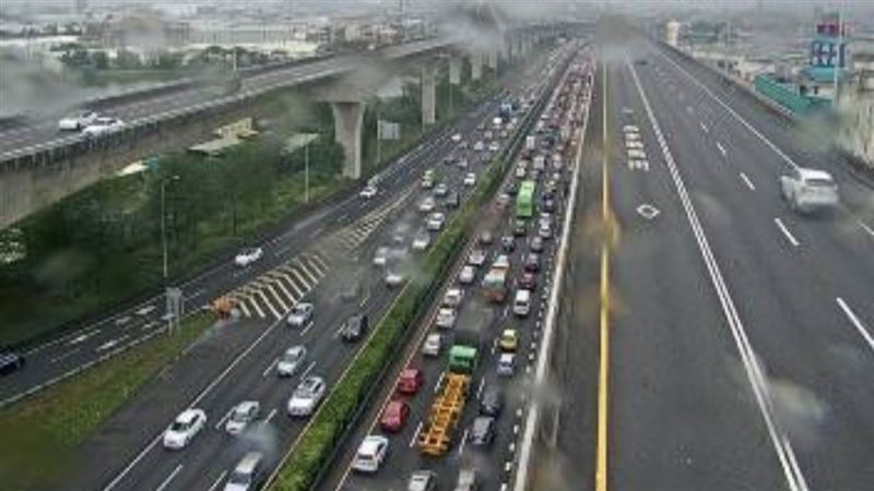 國道一號北向55.9公里處，桃園市內壢路段，今天（23日）上午7時47分發生貨櫃車跟轎車追撞事故，導致車流回堵6公里。（圖／翻攝畫面）