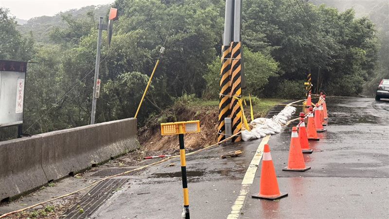 雨彈狂轟北台灣，新北汐止老爺山莊發生土石坍方。（圖／翻攝畫面）