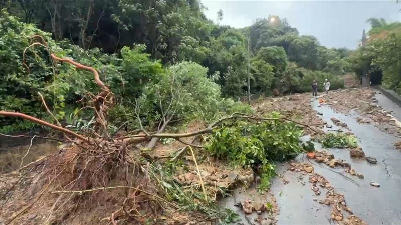 雨彈狂轟北台灣，新北汐止老爺山莊發生土石坍方。（圖／翻攝畫面）