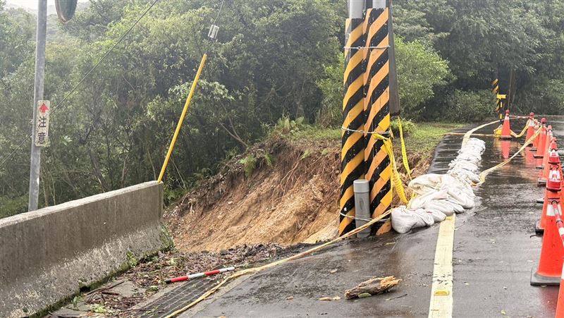 雨彈狂轟北台灣，新北汐止老爺山莊發生土石坍方。（圖／翻攝畫面）