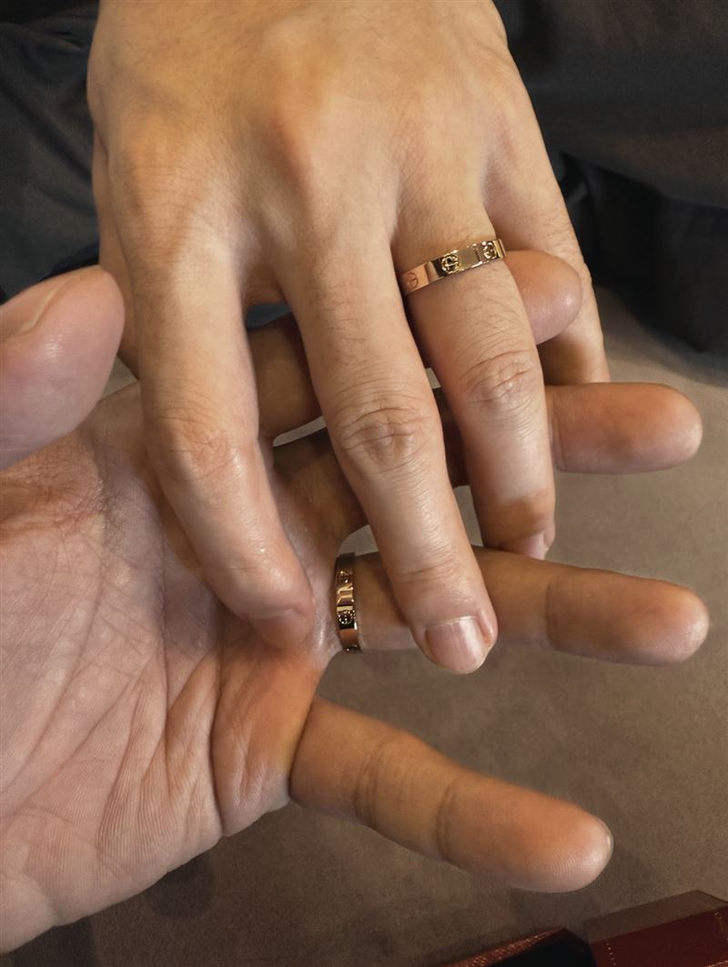 阿文因為結婚第一次踏上台灣，雖然一切感到陌生，但有IVAN牽著他的手前進。(圖／讀者提供)