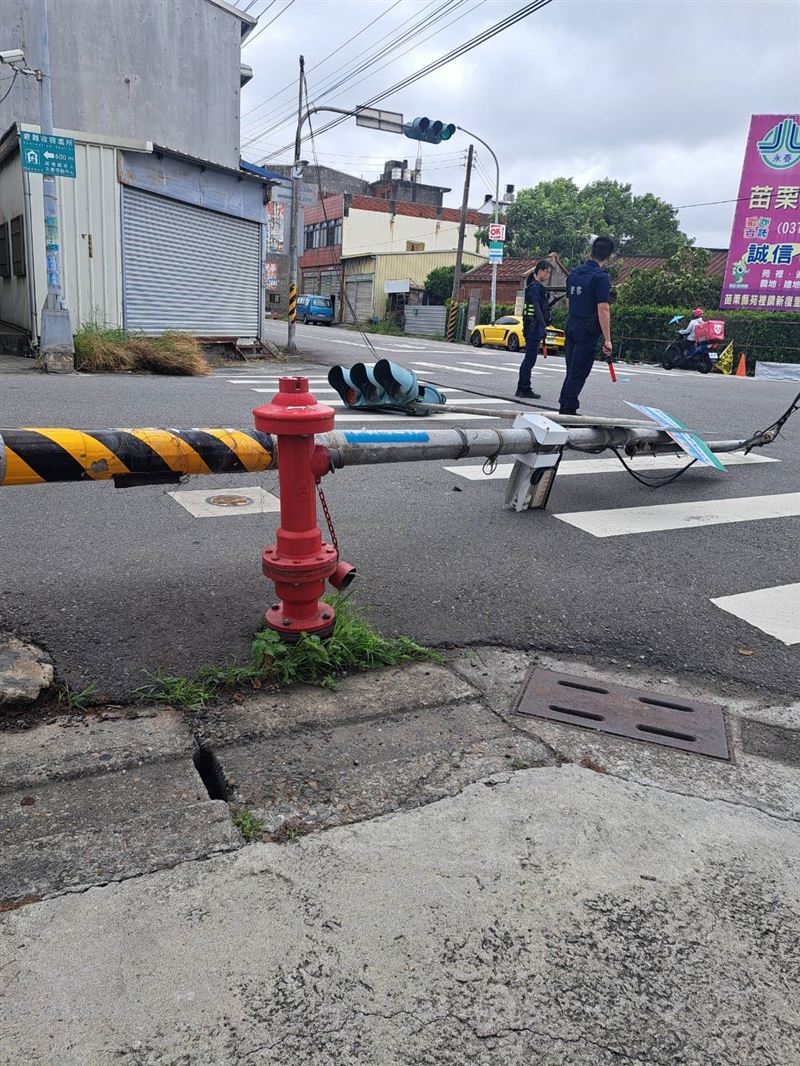 苗栗苑裡的號誌燈，不敵10級強風吹襲，瞬間折斷倒地。(圖／翻攝畫面)