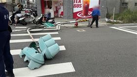 苗栗，苑裡，10級陣風連颳4日，號誌燈整根吹斷，底部生鏽(圖／翻攝畫面)