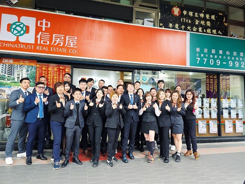 中信房屋新莊副都心加盟店團隊合影，全體同仁在店面前展現團結一心的氣勢，提供完整的不動產仲介服務，體現中信房屋的企業文化與服務品質。（圖／林家民提供）