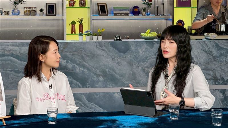 劉若英表示近年來開始期待可以退休，（右）為唐綺陽。（圖／《Yahoo唐綺陽談星私廚》提供）