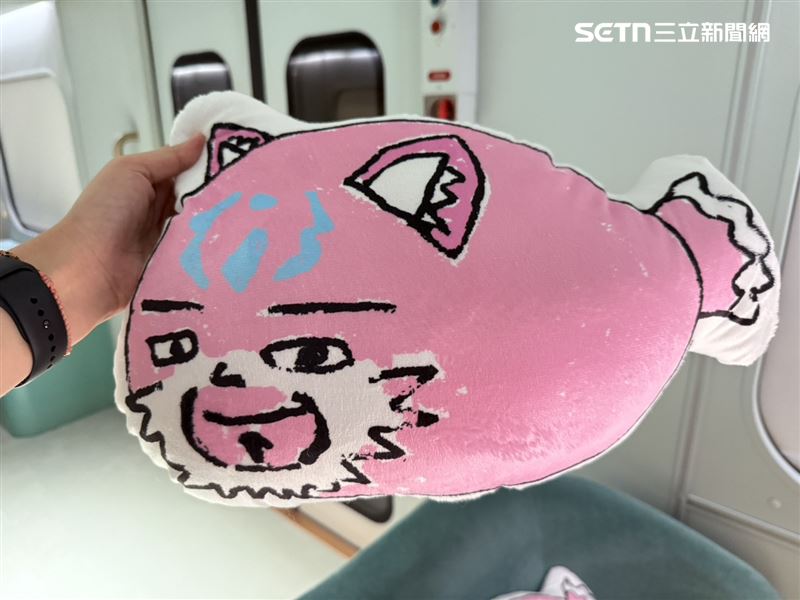 此次限定列車有可愛的靠枕。（圖／記者李育道攝影）