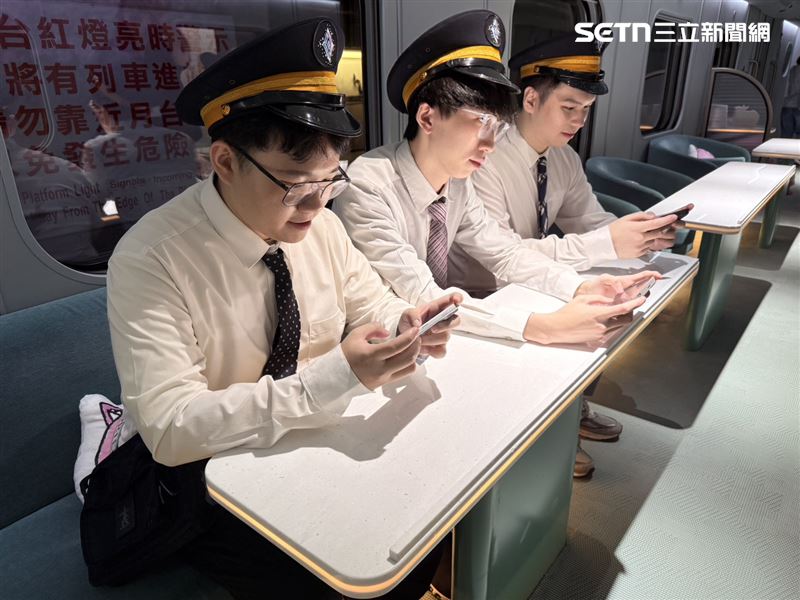 海風號限定列車，玩家除了在車上有互動式遊戲外，還將與從業6年的人氣電競KOL和人氣職業選手海牛（左起）、凱KAI與Hanzo親自決鬥。（圖／記者李育道攝影）