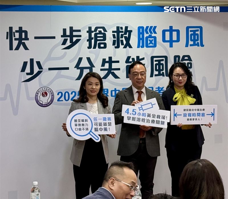 國健署長沈靜芬(左)、健保署長陳亮妤(右)今出席「2025世界中風日記者會」。(圖/記者簡浩正攝影)