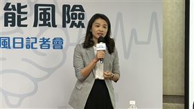 國健署長沈靜芬今（23）日被問到加熱菸相關問題不回應、並快閃離開。（圖／記者簡浩正攝影）