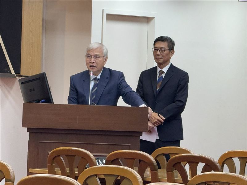 中央銀行總裁楊金龍表示,500元鈔券一定會改,因生態意象已經不同,將由新台幣鈔券主題諮詢委員會決定500元新圖樣。(圖/記者師瑞德攝影)