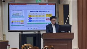 央行宣布24年來首次改版新台幣鈔券，預計2年半內發行。新版將導入三項防偽技術並兼顧ESG永續理念，平均印製成本每張提高1.5元。設計將納入公民參與，圖案方向由諮詢委員會決定。現金仍為應對極端情境與保障弱勢的重要支付工具，央行強調改版無政治考量。（圖／記者師瑞德攝影）