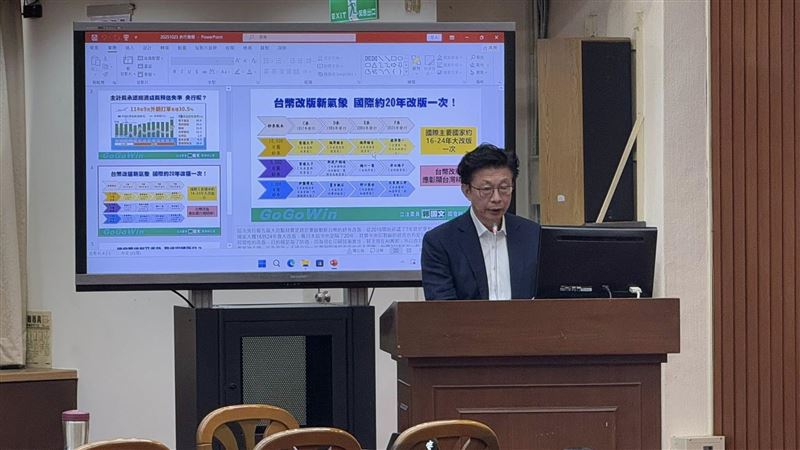 央行宣布24年來首次改版新台幣鈔券,預計2年半內發行。新版將導入三項防偽技術並兼顧ESG永續理念,平均印製成本每張提高1.5元。設計將納入公民參與,圖案方向由諮詢委員會決定。現金仍為應對極端情境與保障弱勢的重要支付工具,央行強調改版無政治考量。(圖/記者師瑞德攝影)