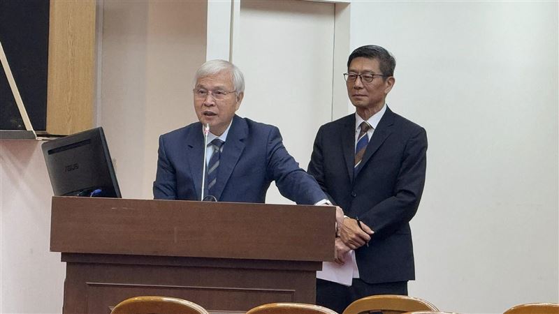 央行宣布24年來首次改版新台幣鈔券，預計2年半內發行。新版將導入三項防偽技術並兼顧ESG永續理念，平均印製成本每張提高1.5元。設計將納入公民參與，圖案方向由諮詢委員會決定。現金仍為應對極端情境與保障弱勢的重要支付工具，央行強調改版無政治考量。（圖／記者師瑞德攝影）