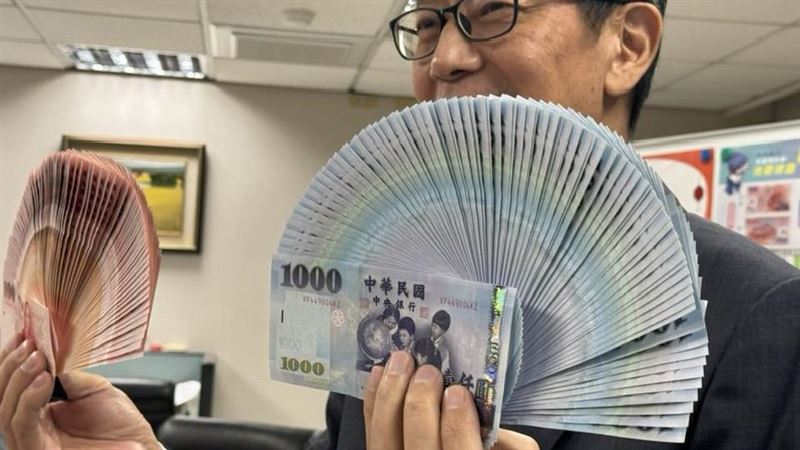 央行宣布24年來首次改版新台幣鈔券,預計2年半內發行。新版將導入三項防偽技術並兼顧ESG永續理念,平均印製成本每張提高1.5元。設計將納入公民參與,圖案方向由諮詢委員會決定。現金仍為應對極端情境與保障弱勢的重要支付工具,央行強調改版無政治考量。(圖/記者師瑞德攝影)