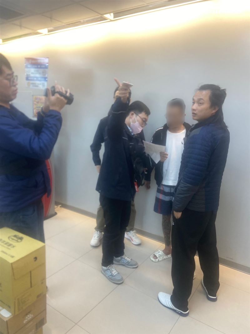 桃園黃男擁槍自重遭海巡署查緝隊逮捕。（圖／翻攝畫面）