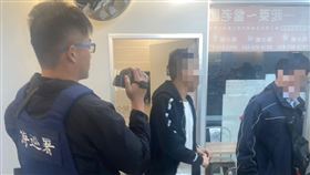 桃園黃男擁槍自重遭海巡署查緝隊逮捕。（圖／翻攝畫面）