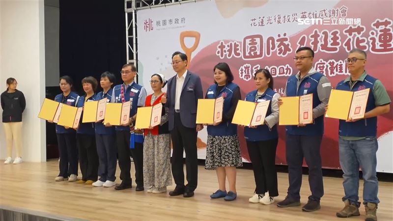 張善政22日出席「花蓮光復救災英雄感謝會」，親自頒發感謝狀，表揚無私奉獻的救災英雄