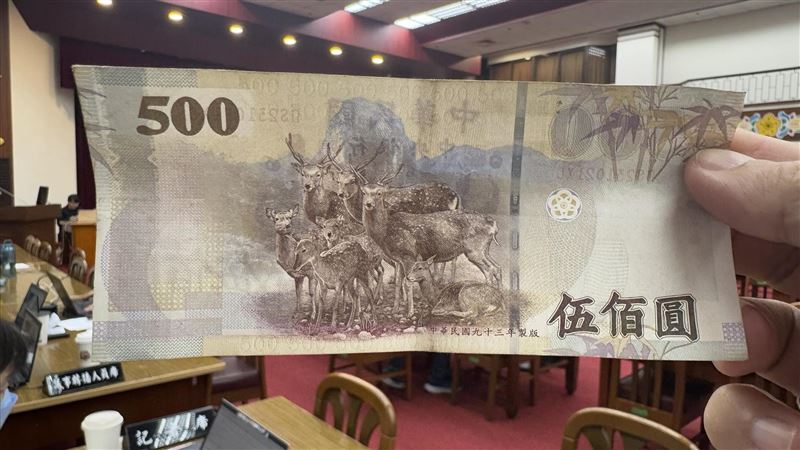 央行宣布24年來首次改版新台幣鈔券,預計2年半內發行。新版將導入三項防偽技術並兼顧ESG永續理念,平均印製成本每張提高1.5元。設計將納入公民參與,圖案方向由諮詢委員會決定。現金仍為應對極端情境與保障弱勢的重要支付工具,央行強調改版無政治考量。(圖/記者師瑞德攝影)