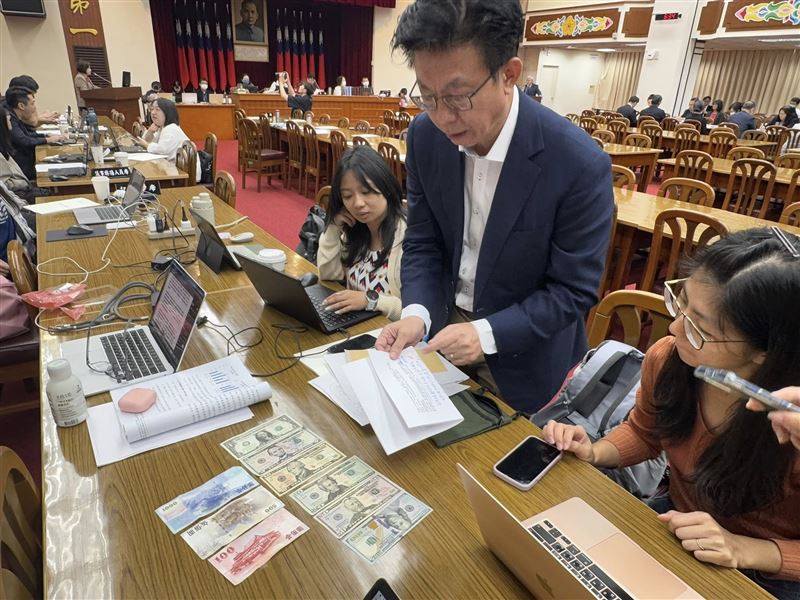 央行宣布24年來首次改版新台幣鈔券，預計2年半內發行。新版將導入三項防偽技術並兼顧ESG永續理念，平均印製成本每張提高1.5元。設計將納入公民參與，圖案方向由諮詢委員會決定。現金仍為應對極端情境與保障弱勢的重要支付工具，央行強調改版無政治考量。（圖／記者師瑞德攝影）