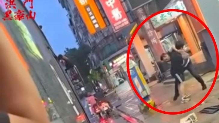 桃園客運一名司機和高中生當街互毆。（圖／翻攝畫面）