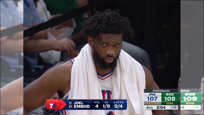 恩比德（Joel Embiid）新賽季首秀僅拿4分、6籃板。（圖／翻攝自X @BrickCenter_）