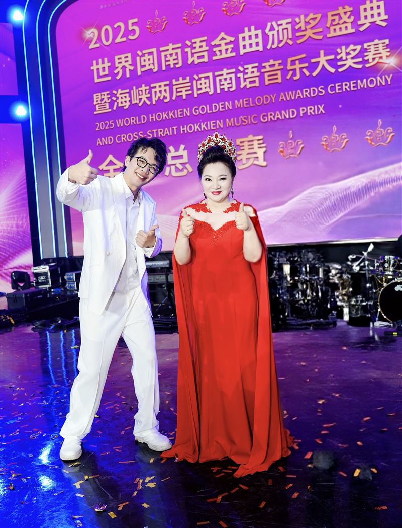 陳思瑋(左)拿到世界冠軍，特別感謝恩師白冰冰。（圖／世界閩南語金曲盛典組委會提供）