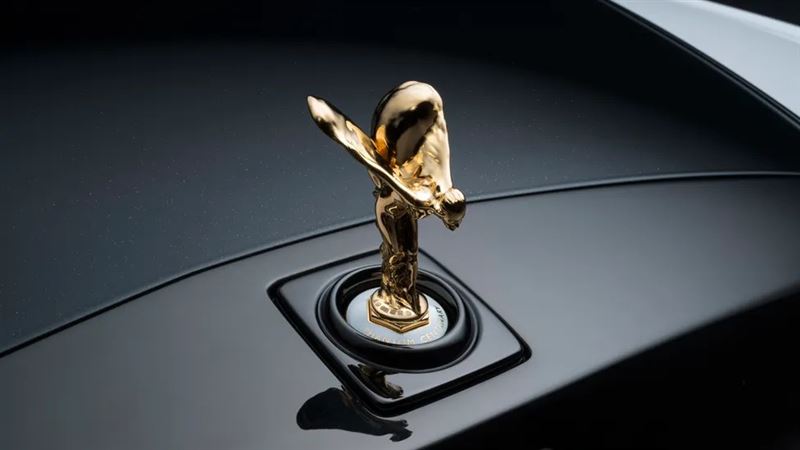 純金打造的歡慶女神雕像，底部鍍18K金、外層再披24K金。（圖／翻攝Rolls-Royce 網站）