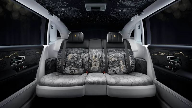 布面座椅以16萬針刺繡、共45片面板拼成。（圖／翻攝Rolls-Royce 網站）