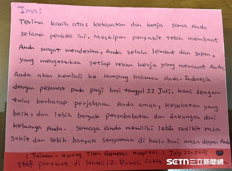 光田醫護團隊寫給阿蒂的祝賀小卡,當阿蒂接過卡片,讀著上面的內容時,眼眶逐漸泛紅,最後忍不住落下淚水,緊握著大家的手,不斷地說著「謝謝你們、謝謝!」。(圖/院方提供)