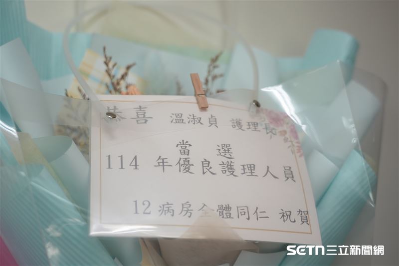 溫淑貞護理長於114年度護師節獲頒優秀護理人員。照顧阿蒂的護理師們說,「我們常說照顧病人是治療疾病,但那天我才真正明白,『照顧』的意義,是在他孤單的時候,給他一點人情的依靠。」(圖/院方提供)