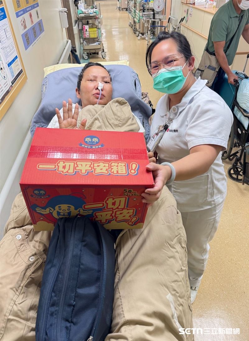 邱容萱護理師（右）送上一大箱的台灣特產「乖乖」，希望阿蒂能一路平安、早日康復。（圖／院方授權提供）