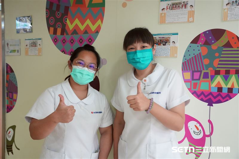 (圖右)協助患者準備國際文件的溫淑貞護理長;(圖左)送乖乖給阿蒂的邱容萱護理師,兩人在這一次的事件中都展現出了自己的專業和溫暖。(圖/院方授權提供)