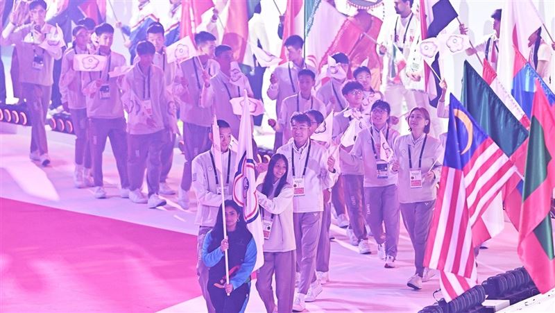 2025年第3屆巴林亞洲青年運動會22日在巴林國際會展中心熱鬧開幕，台灣代表團分別由女子跆拳道新秀王婕菱及男子排球隊長林立瑋擔任掌旗官。（圖／運動部提供）