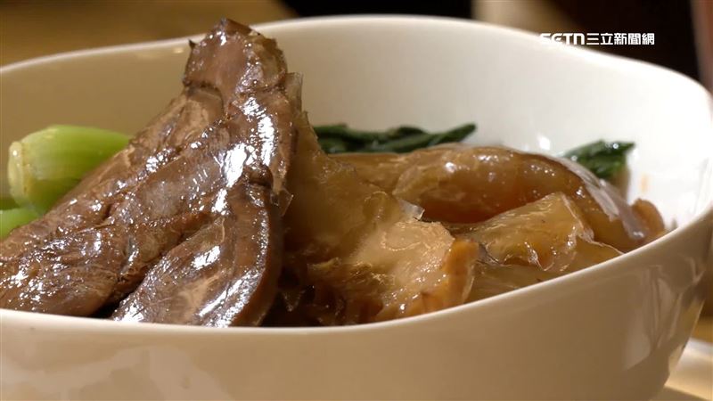 用慢火熬煮牛腱、牛筋、牛肚的三寶牛肉麵