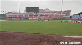 桃園棒球場因雨造成積水使台灣大賽延後。（圖／記者黃耿誼攝影）