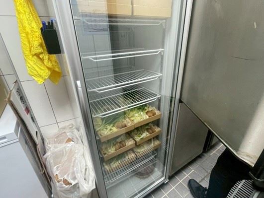 北市衛生局稽查該店家，有冰箱食材未加蓋等缺失。（圖／北市衛生局提供）